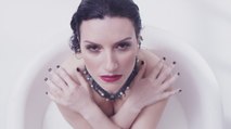 El baño en leche que se pega Laura Pausini en su nuevo videoclip