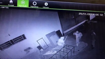 Câmera flagra ladrões arrombando parede de atacado