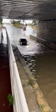Cette automobiliste a voulu passer sur cette route, sa voiture sous l'eau