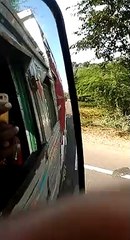 रफ्तार ने ली 9 लोगों की जान, बस को आधा चीरता हुआ खाई में गिरा ट्रक