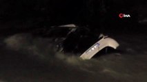Kemer'de şiddetli yağış sonrası evleri su bastı, araçlar sele kapıldı