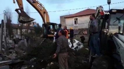 - Arnavutluk'ta peş peşe depremler: 3 ölü- 6.4 ve 5.4 büyüklüğünde iki deprem meydana geldi