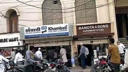 जवाहर मार्ग पर वाहन टकराने पर हुई मारपीट