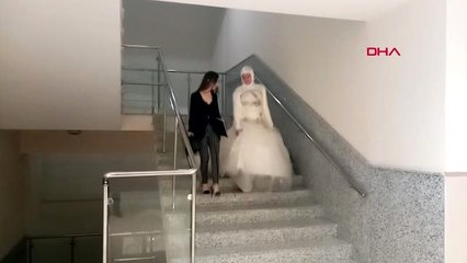 Kocaeli eşini cezaevi kapısında gelinlikle karşıladı