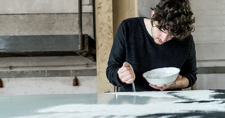 L’artiste Tim Bengel crée de magnifiques tableaux de sable