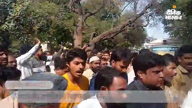ट्रैफिक थाने के बाहर ऑटो चालकों का हंगामा, 'पुलिस की गुंडागर्दी नहीं चलेगी' के लगाए नारे