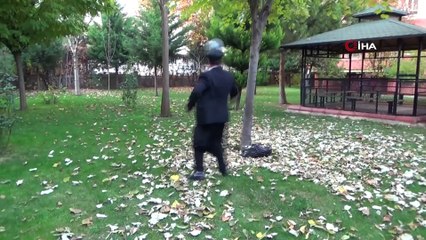 Şalvarı, şapkası, tespihi ve oyuncularına verdiği tepkiyle yeşil sahalara renk kattı