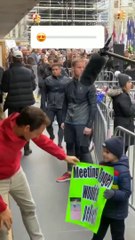 Roger Federer surprises a little fan in the exhibition tour - Tennis Shot