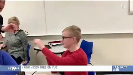 Скачать видео: Etats-Unis: Un daltonien de 12 ans voit les couleurs pour la première fois grâce à une paire de lunettes