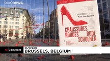 شاهد: أحذية نسائية بطلاء أحمر تتوسط ساحة في بروكسل لأجل مناهضة العنف ضد المرأة