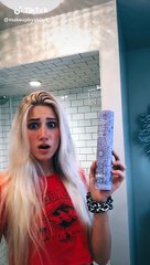 فتاة تقوم بتحدي شامبو الشعر الأرجواني على موقع التيك توك