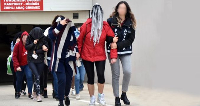 'Jigolo yapma' vaadiyle yüzlerce kişiyi dolandıranlar tutuklandı
