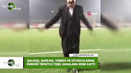 Şalvarı, şapkası, tespihi ve oyuncularına verdiği tepkiyle yeşil sahalara renk kattı
