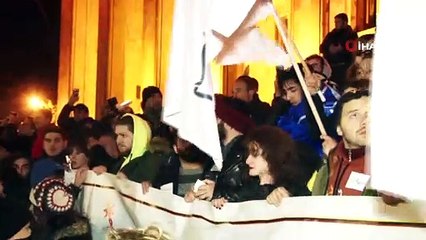 - Gürcistan'da seçim protestosu devam ediyor- Protestocular yine parlamento binasında toplandı