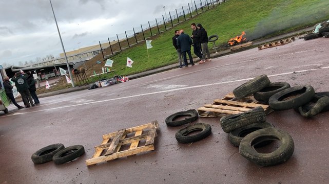 Les agriculteurs manifestent devant la société Socopa à Coutances