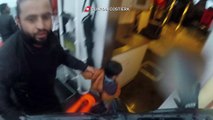 El rescate de una niña por los guardacostas italianos