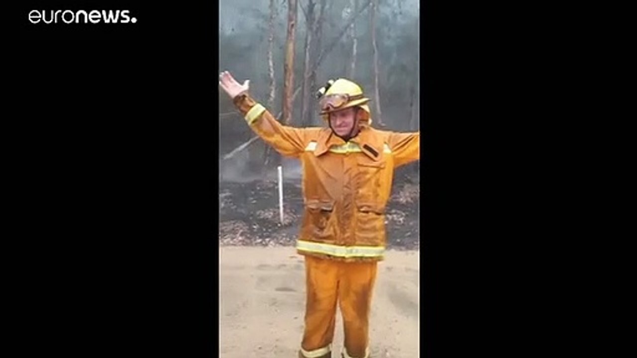 Endlich Regen! Freudentanz nach Feuersbrunst (Video)