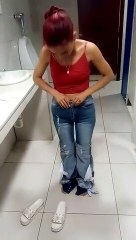 Une femme enlève tous les pantalons qu’elle a volés