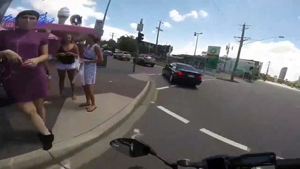 Ce motard n’aurait pas dû regarder des filles au bord de la route