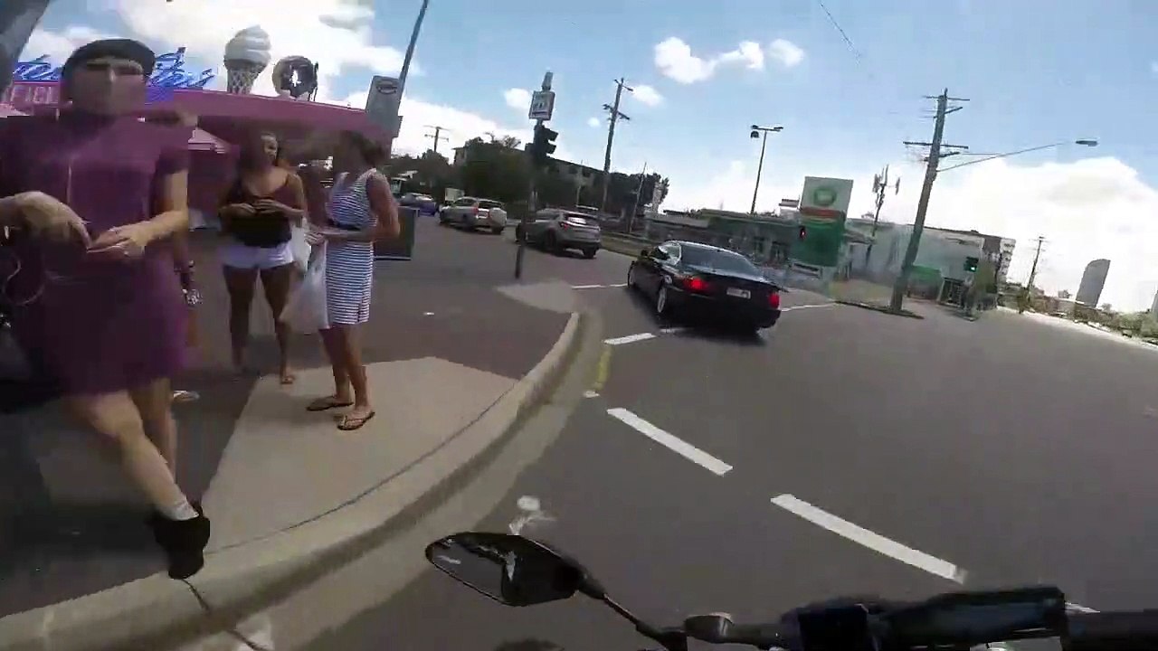 Ce motard n’aurait pas dû regarder des filles au bord de la route