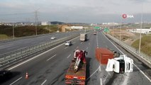 Kuzey Marmara Otoyolu'nda Trafik Kazası, Çipe Çarpan Kamyon Devrildi
