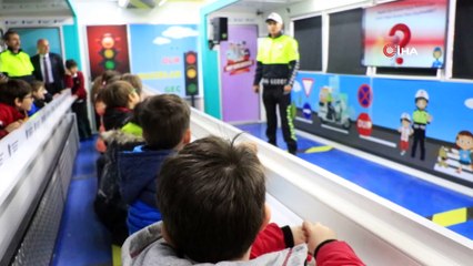 Gelecek nesiller 'eğitim tırı'yla eğitiliyor