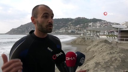 Dev dalgaları görenler Alanya'da sörf yaptı