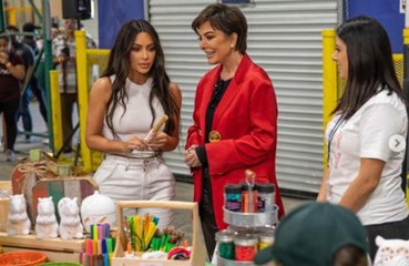 Kris Jenner hands out meals at food bank