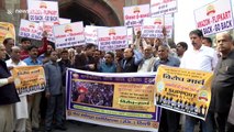 Indian traders protest against Amazon and Flipkart in New Delhi