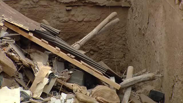 Los bomberos recatan a una familia tras el derrumbe de su casa en Tarazona