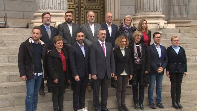 Meritxell Batet se fotografía con diputados del PSC