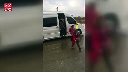 Bir servis aracından 35 öğrenci çıktı