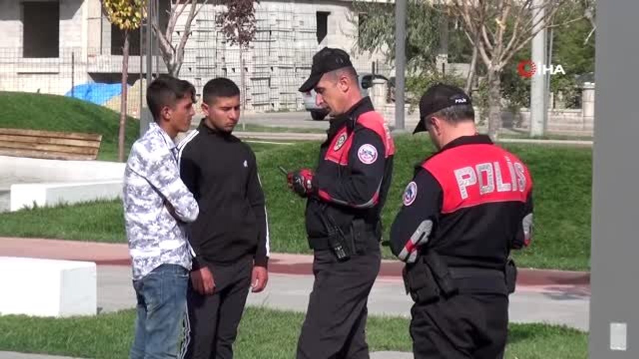 Öğrenciler derste, polis devriyede