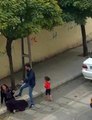 Sokak ortasında cani adam, çocuğunun yanında eşini tekme tokat dövdü