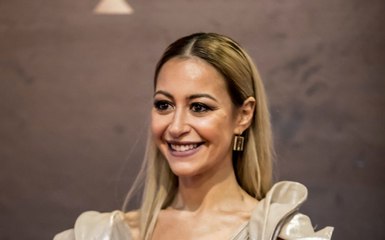 الكاميرات تسجل تصرف منة شلبي العفوي بعد أن تقبيل أحد معجبيها ليدها ورأسها