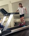 Une jeune footballeuse utilise un tapis de course pour améliorer sa conduite de balle