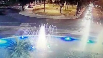 Veja: antes de atingir poste, motorista invadiu calçada e transitou pela grama