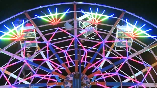 En Birmanie, les grandes roues des fêtes foraines tournent sans moteur, actionnées par des voltigeurs