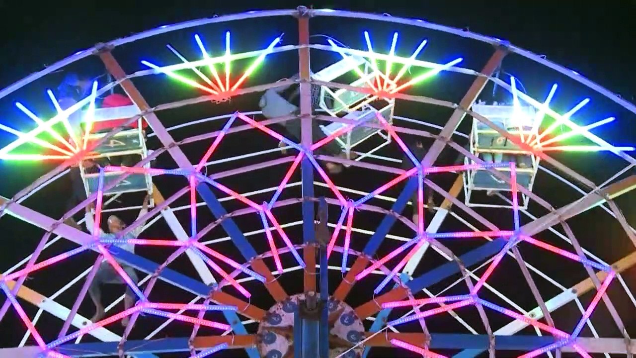 En Birmanie, les grandes roues des fêtes foraines tournent sans moteur, actionnées par des voltigeurs