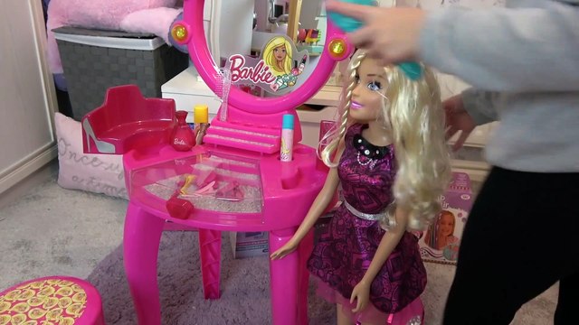 Sophia Brincando de Barbie - Penteadeira, Estojo de Maquiagem e Caixa de som da Barbie