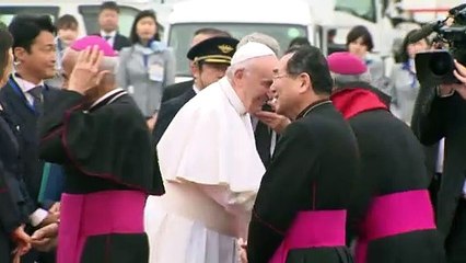 El papa vuelve a Roma tras expresar su rechazo al arma nuclear en Japón