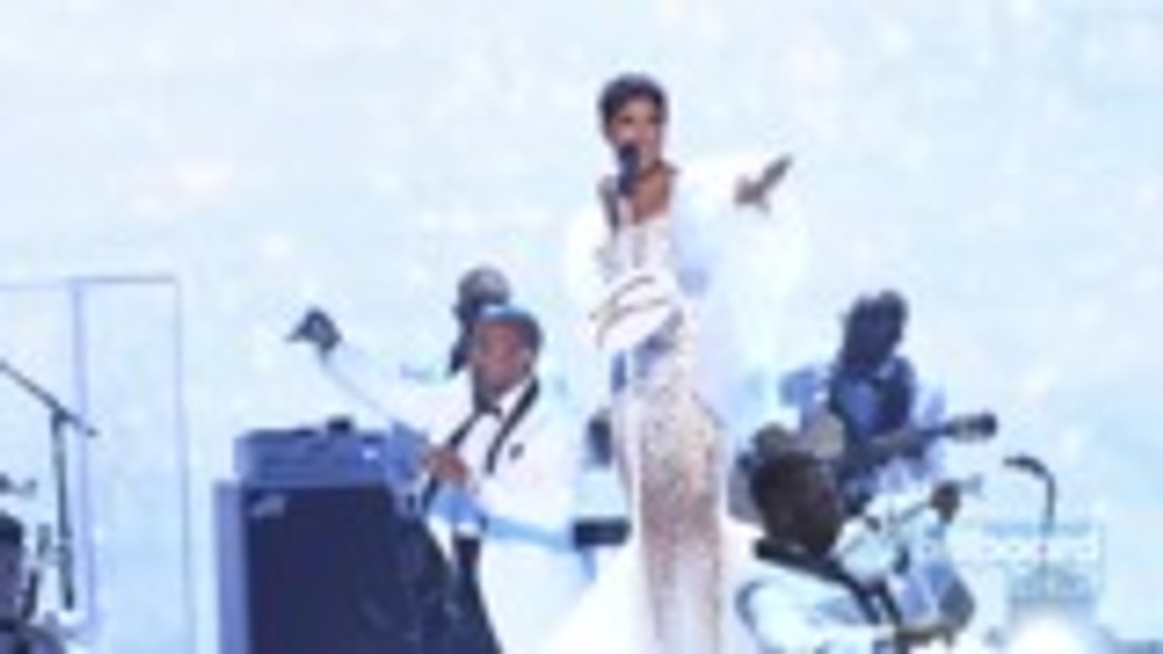 Toni Braxton Takes Us Back in Time With 'Un-Break My Heart' at 2019 AMAs | Billboard News