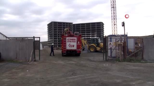 İnşaattan düşen işçiye demir saplandı