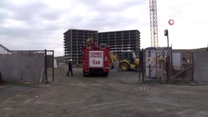 İnşaattan düşen işçiye demir saplandı