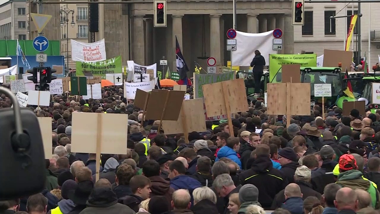 Tausende Bauern protestieren gegen Agrarpolitik der Bundesregierung