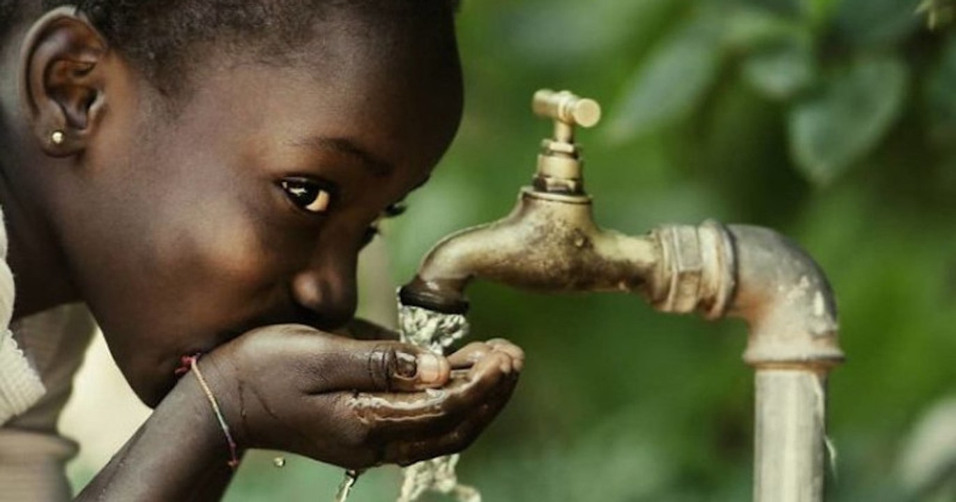 Kenya : une première centrale solaire transforme de l'eau de mer en eau potable pour 35 000 personnes
