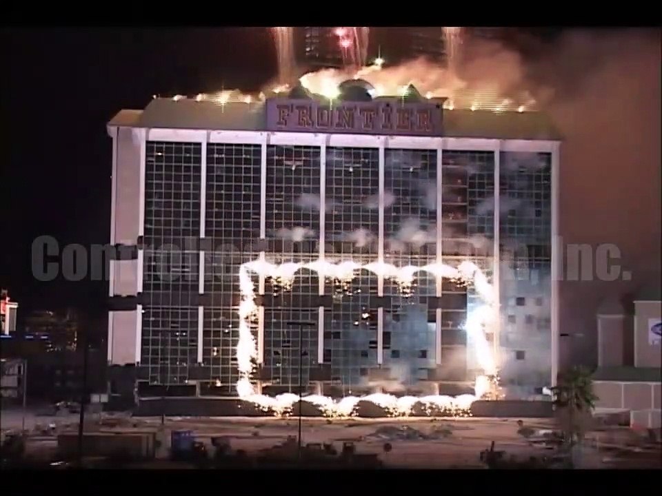 Extraordinaire : Un ancien hôtel détruit  avec des feux d'artifices