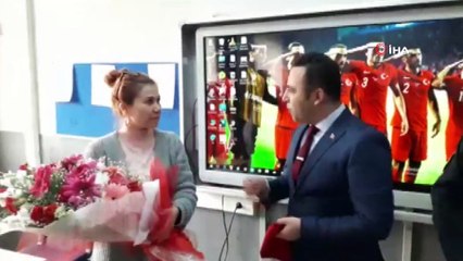 Emniyet müdüründen şehit eşine derste sürpriz ziyaret