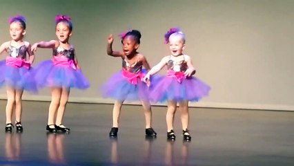 Une petite fille fait le SHOW pendant son spectacle d'école. Future star