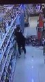 Un homme renverse toutes les bouteilles du rayon alcool d'un supermarché